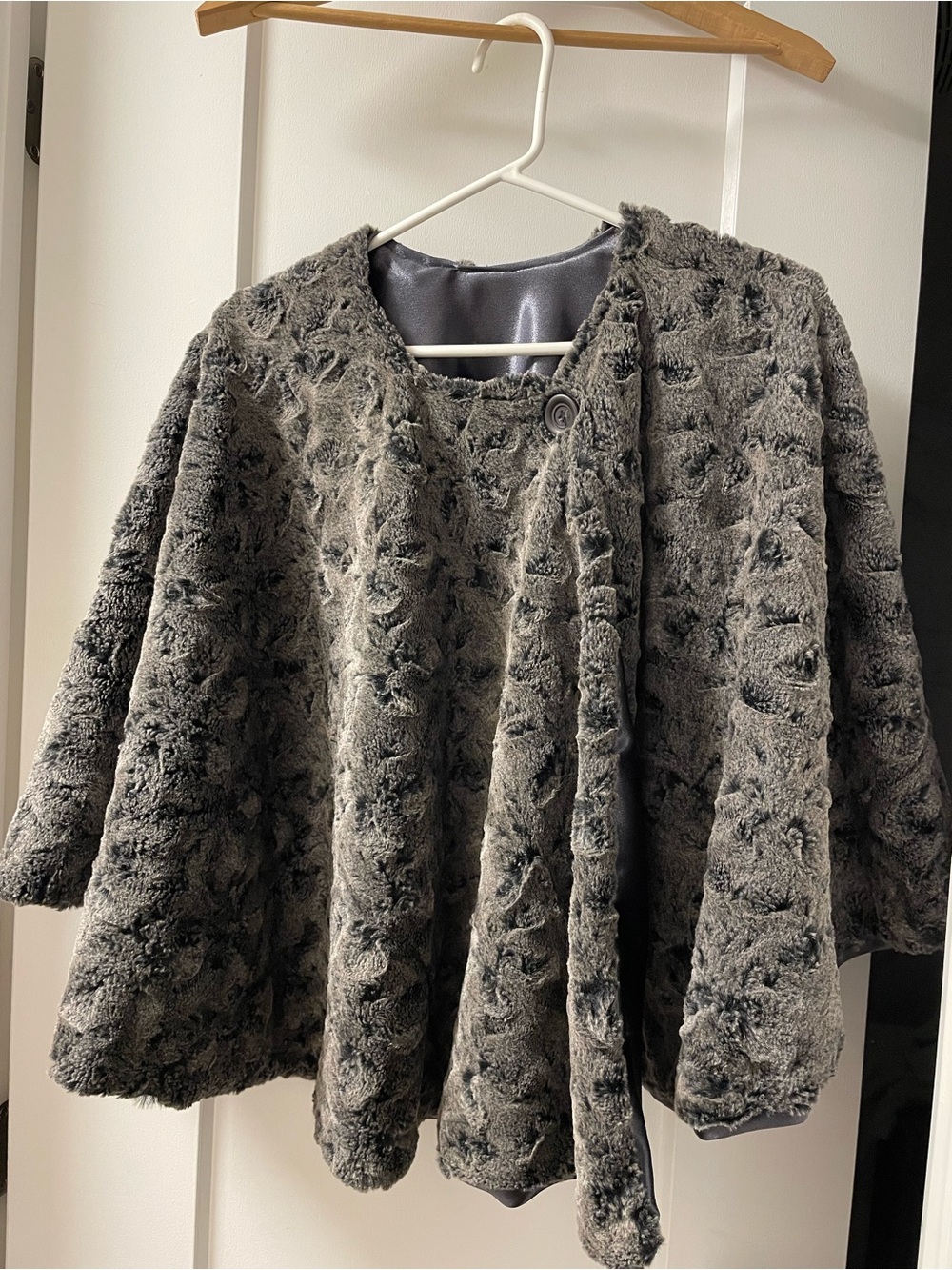 Chic Faux Fur Cape ( Ruana) - Picture 3 of 13